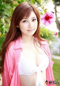 26火车上的美女一边给男友打电话